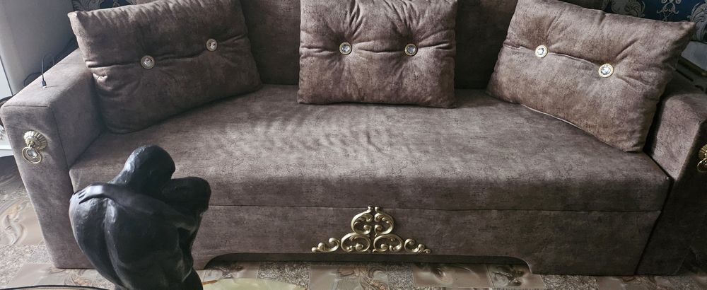 Продавам холов диван.