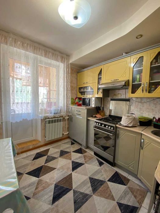 Продам 2 комнатную на 8 мкр