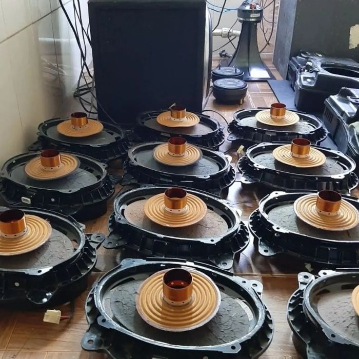 Профессиональные перемоток динамиков. Перемотка катушек динамиков. Намотка катушки на динамик. Перемотка динамика сабвуфера. Перемотка катушек динамиков.