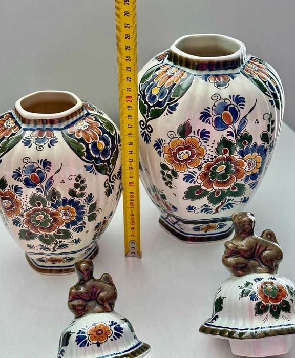 Две вази / урни Royal Delft Polychrome
