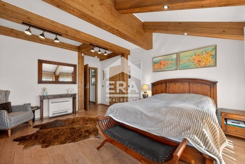 Двуетажна, новопостроена, стилно обзаведена къща за продажба, с двор,