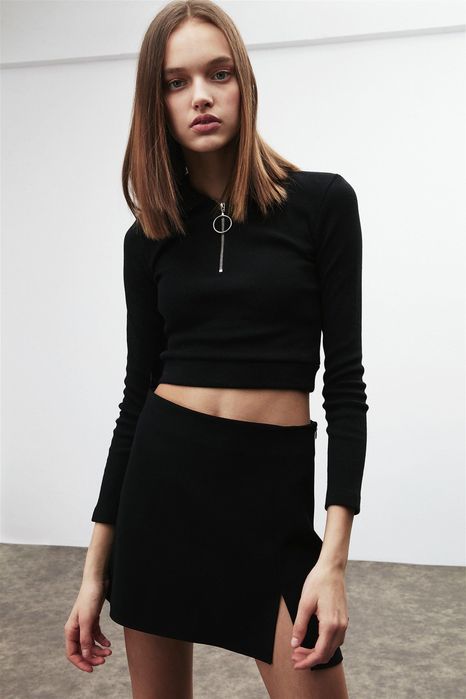 Черна къса пола с цепка