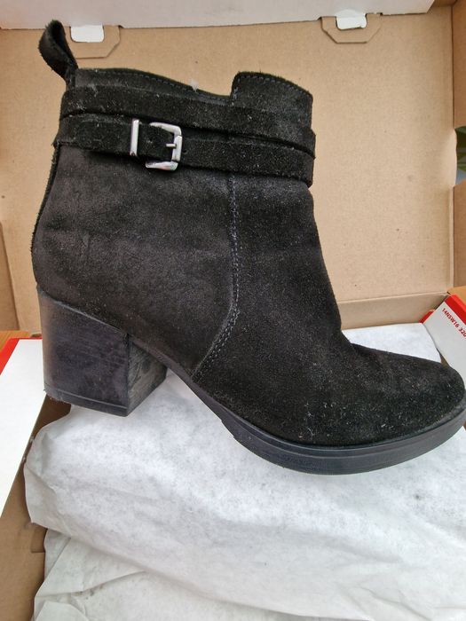 Черни обувки с малък ток