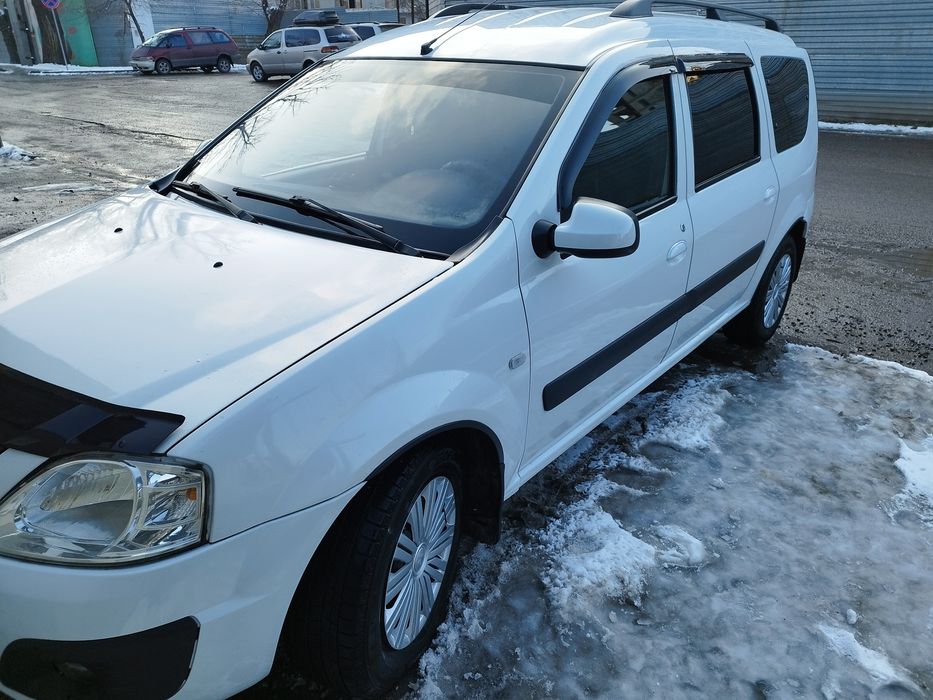 Лада Ларгус 1,6 ( Рено) 7 мест. 2014 года