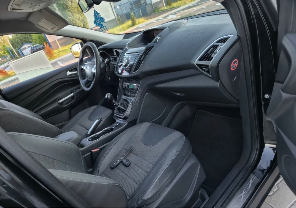 Se vinde Ford kuga Blak edition euro 5  4x4  2.0  150 cp navigatie camera R comenzi volan