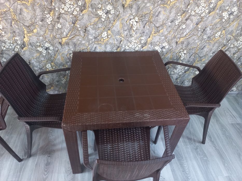 Диваны и стол стулья .