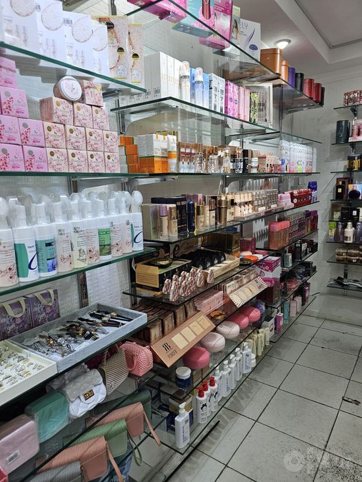 Tayyor parfyumeriya kosmetika dokon sotiladi