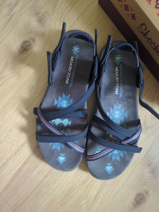 нови сандали Skechers