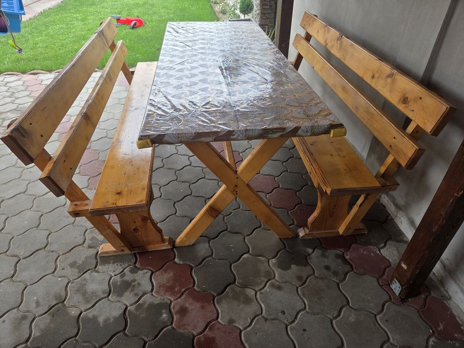 Masă și bănci din lemn pentru terasă