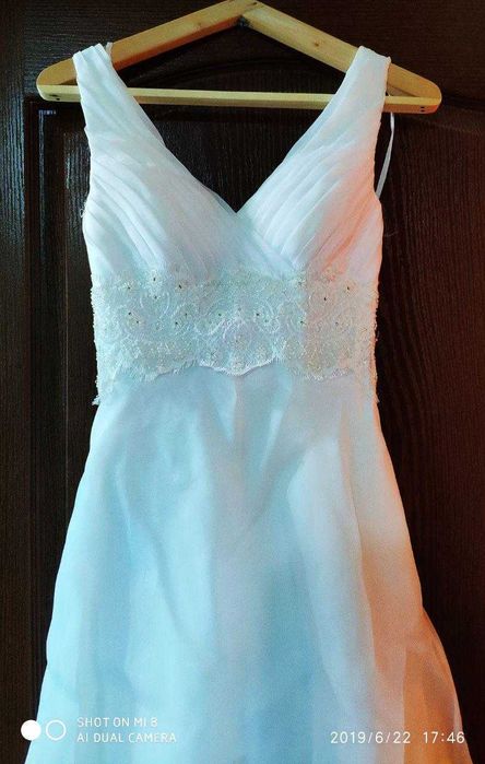 Продаю белое вечернее платье со шлейфом