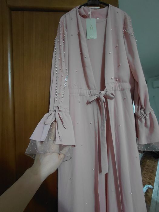 Абайка ішінде ұзын  көйлегі бар