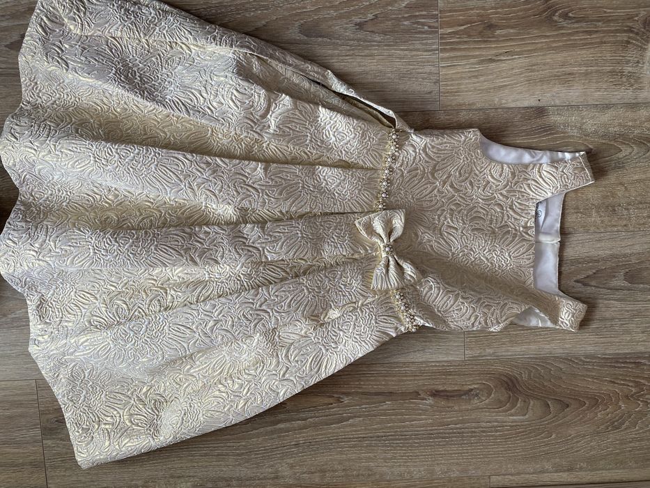 Детска рокля с елегантни обувки за празничен повод