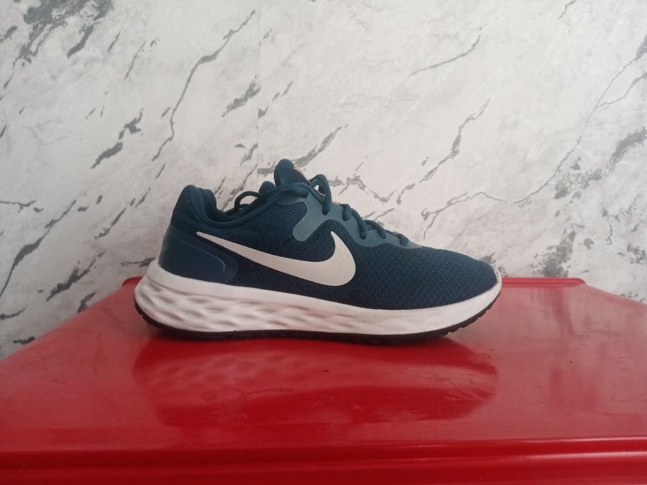 Спортивный кроссовка