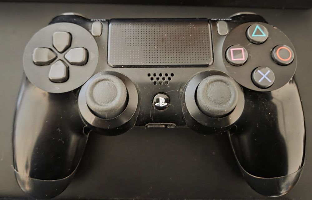 PS4, cu toate componentele necesare  pentru  joc