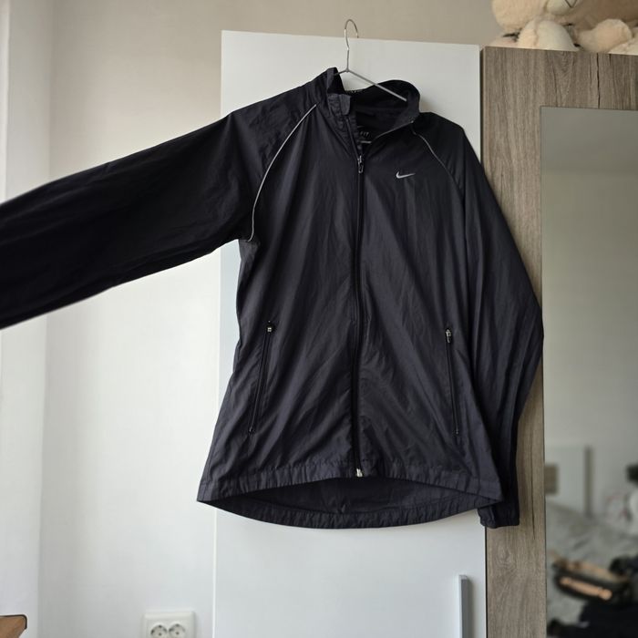 Дамска ветровка на марката Nike