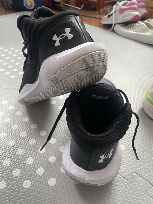 Ghete baschet / strada Under  Armour, aproape noi ,  originale , luate din Austria din reprezentanta , mar 37 .5 / 23,5 cm