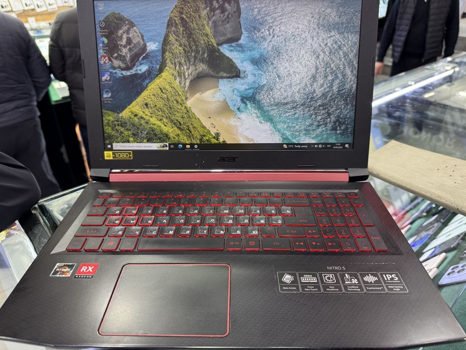 Ноутбук сотилади