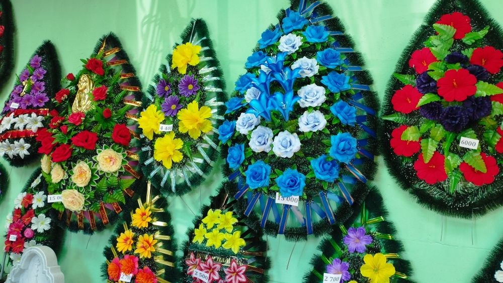 Искусственные цветы, венки