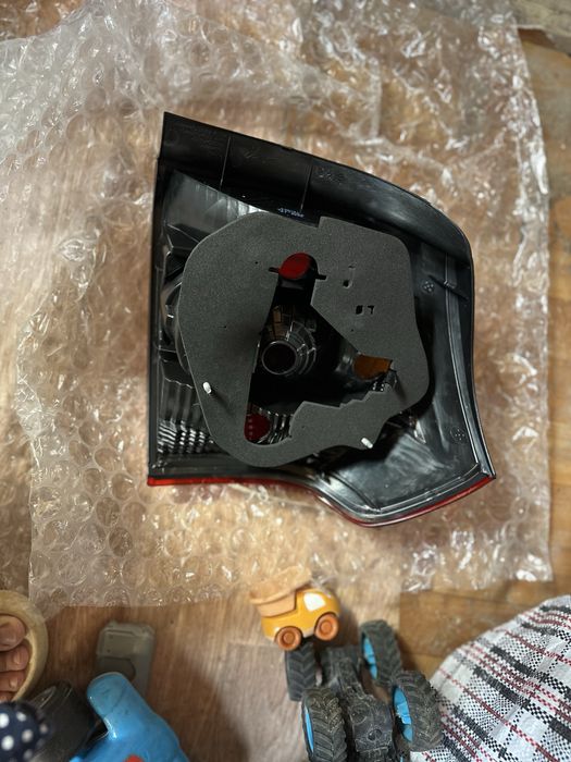 Задний левый фар TOYOTA Corolla