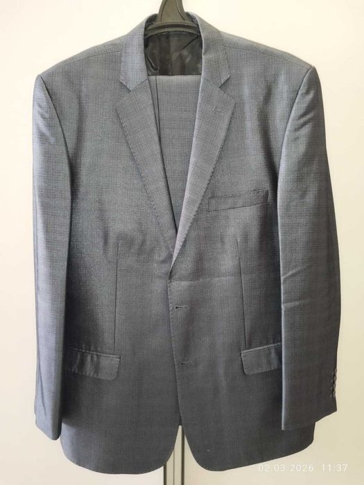 Мужской серый костюм
