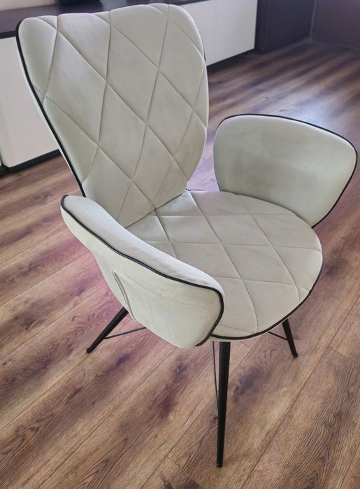 Столове и пейка в цвят мента