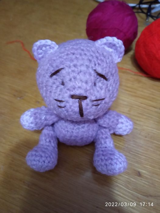 Продаётся игрушка-маленький вязанный котик.Ориентир Мирзо-Улугбекский