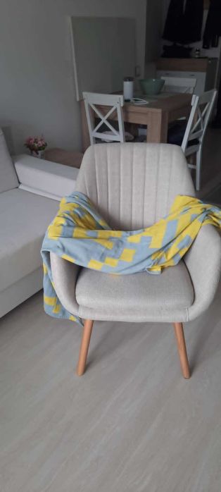 Fotoliu bej / stejar Material textil. Perne din spumă. Picioare din lemn masiv. 66x84x68 cm