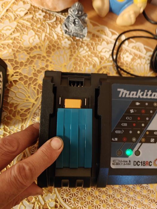 Зарядное устройство Makita.
