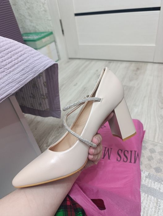 Туфли бежевые 2 пары