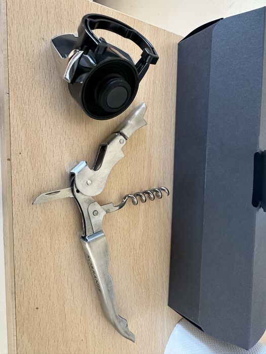 Тирбушон и тапа за вино