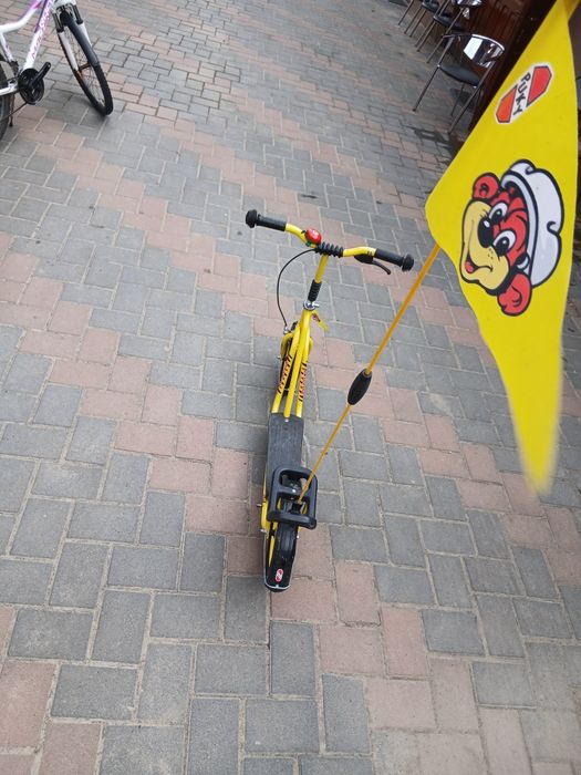 Trotineta cu scaun si steag flexibil