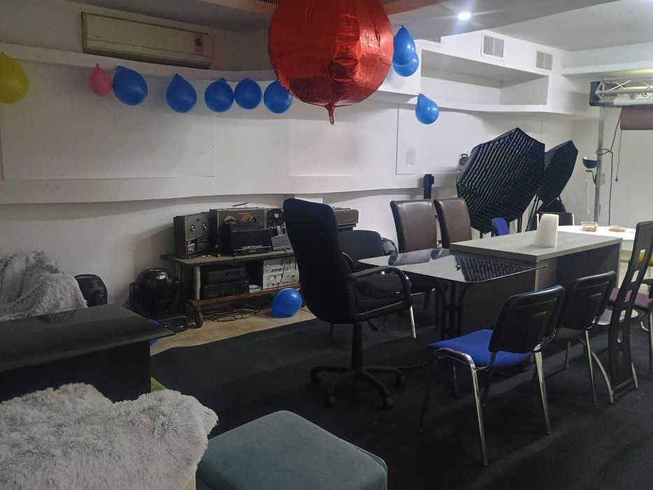 Spatiu amenajat cu diferite facilitati pt petreceri private,petreceri de firma,cursuri,seminarii,sala conferinta sau prezentari,studiou foto -video