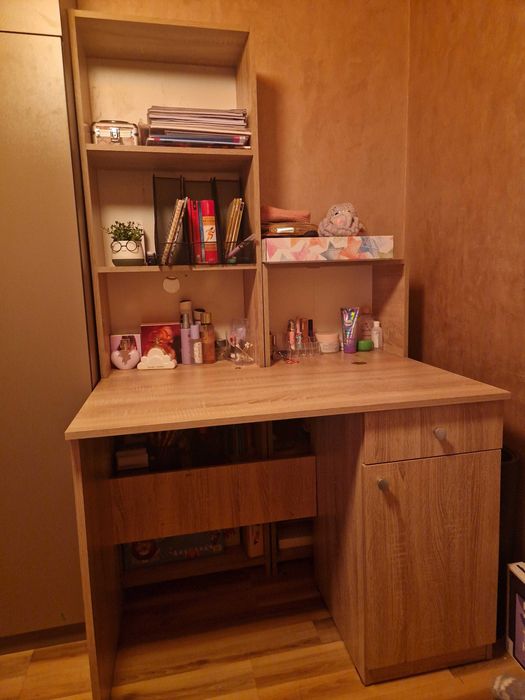 Бюро с етажерки неразличими от нови