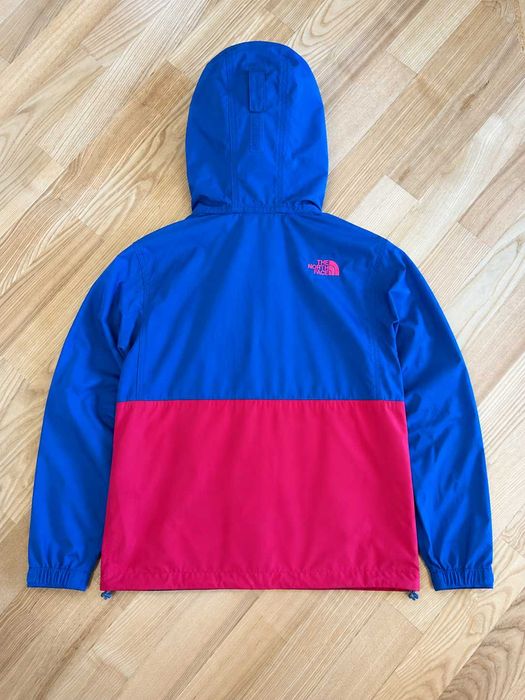 Geacă The North Face colorblock albastru-roz cu glugă – Mărimea S