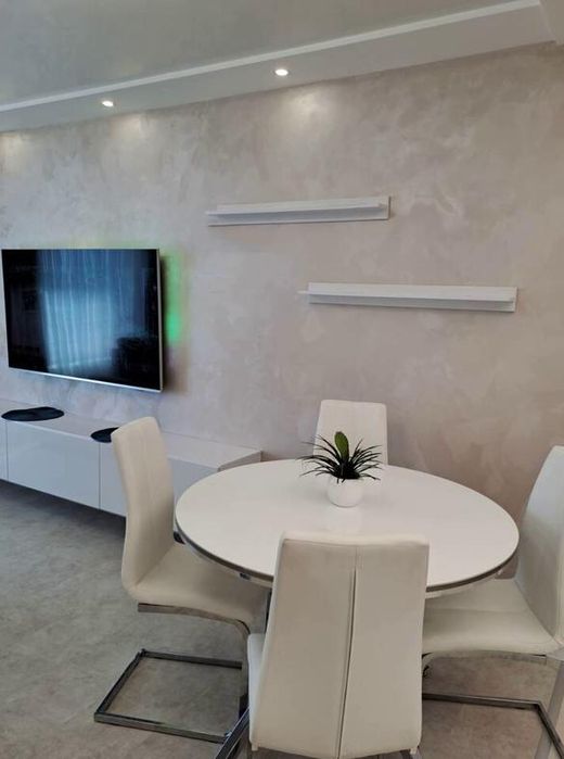 Дава се под наем Двустаен апартамент в Пловдив, Остромила - 65 кв.м за 490 € - Снимка #1