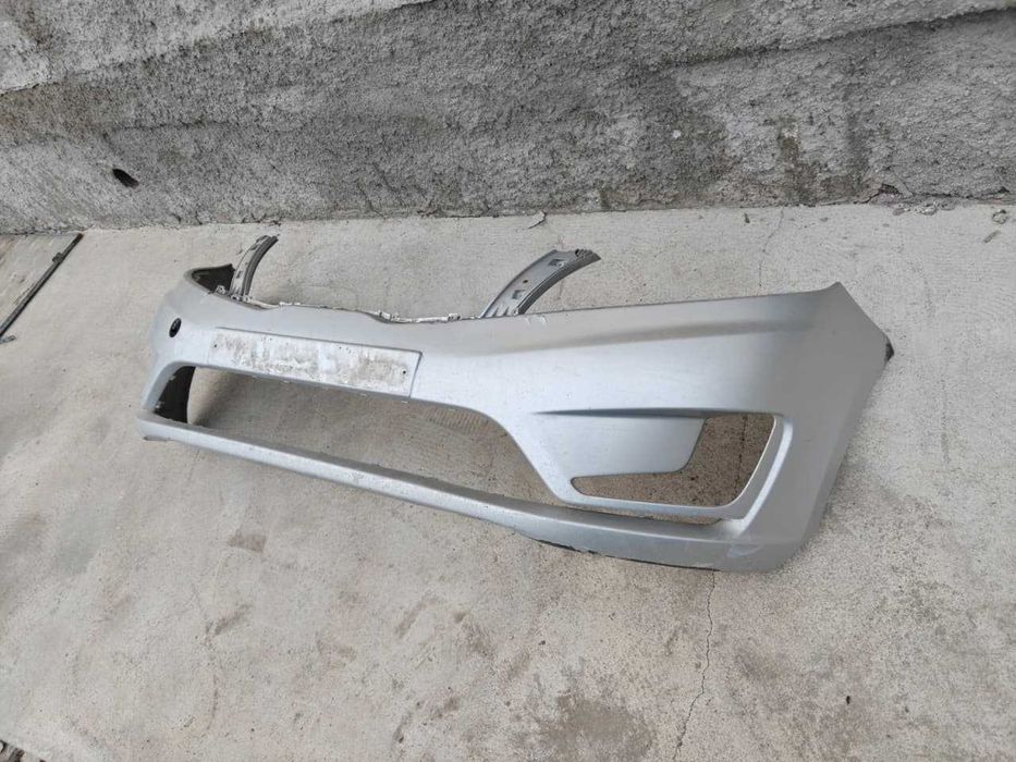 Продаю передний бампер для машины Kio Rio