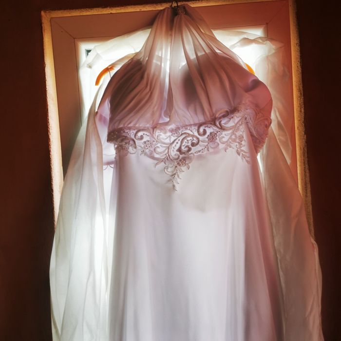 Продавам сватбена рокля, бална рокля и други