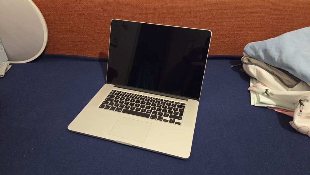 Macbook Pro 2015 mid Intel Core i7 2.2Ghz 16gb DDR, 256gb Hard