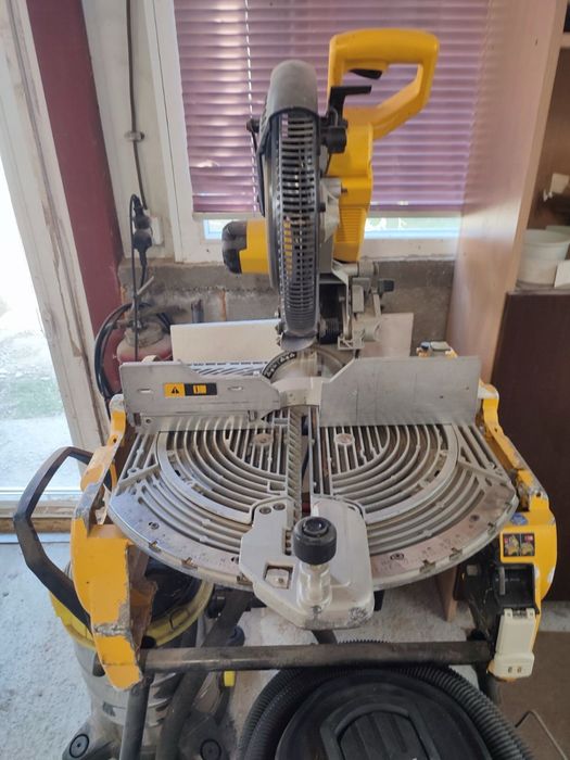 Настолен циркуляр DeWALT в комплект със стойка 2000 W, ф 305 мм, 4000 об./мин, D27107    Комбиниран циркуляр и пендула DeWalt