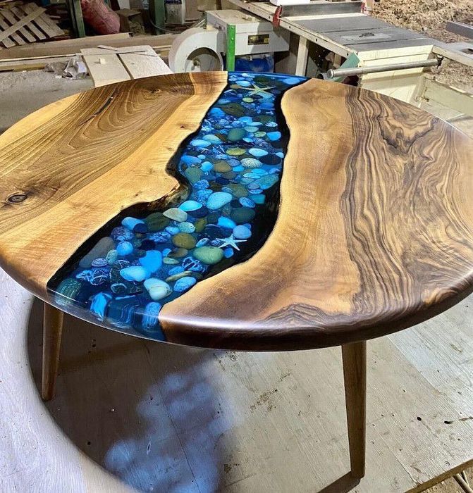 Стол из эпоксидной смолы.