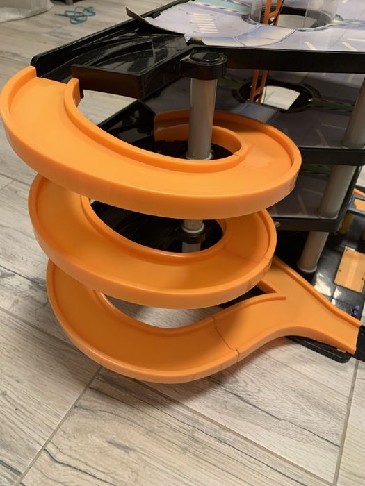 Jucarie mare , parcare cu 3 etaje cu lift si lumini