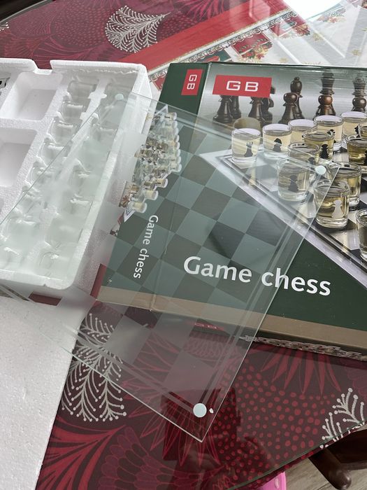 Подарочные шахматы стеклянные новые