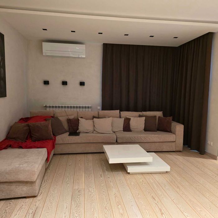 Поръчков диван с лежанка и табуретка