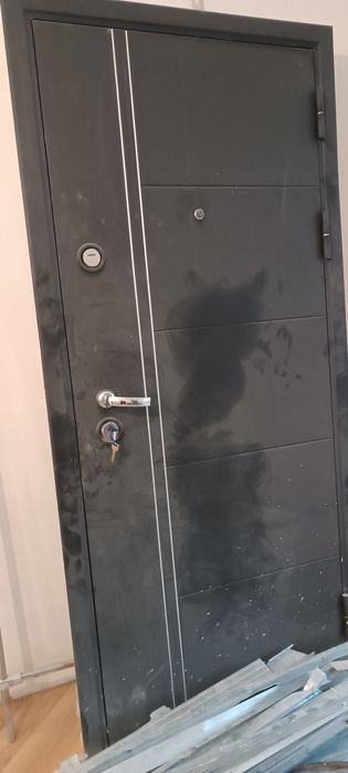 Продам входную дверь