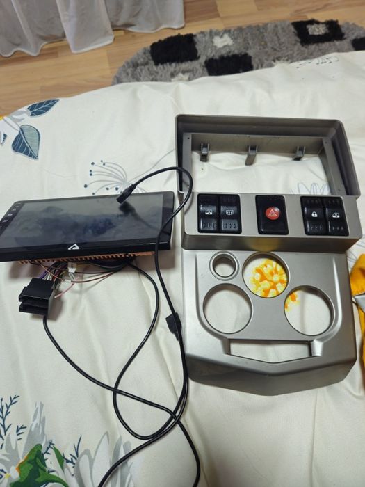 Vând navigație dedicată logan