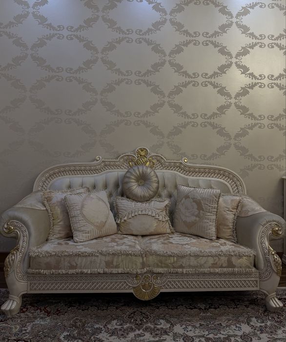 Роскошный диван в классическом стиле
