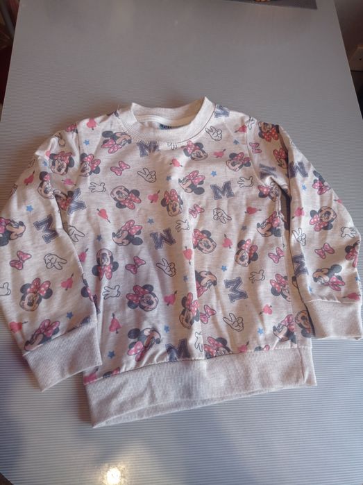 Продаю одежду на девочку. Свитшоты, платья.