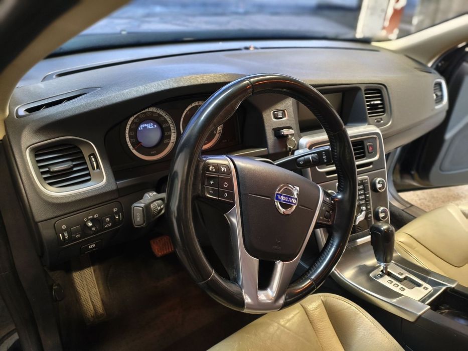 Автомобил Volvo s60