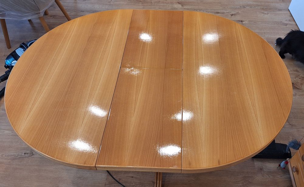 Масивна дървена маса