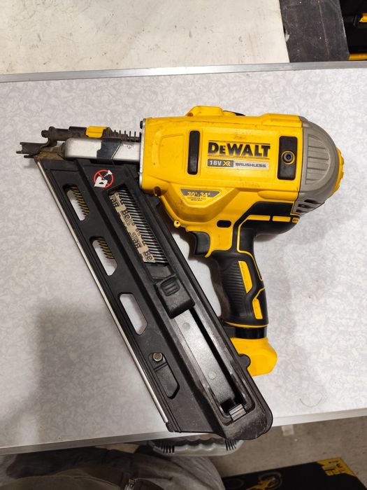 Такер/ пистолет за пирони до 9см Девалт DeWalt DCN692 Type 3